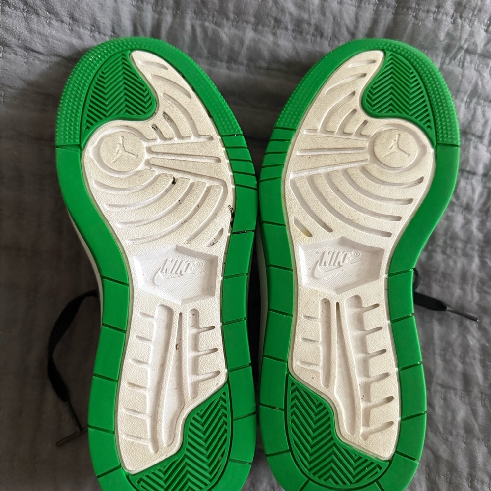 Woman Nike Air Jordan 1 Low SE in Green and White - Picture 5 of 6